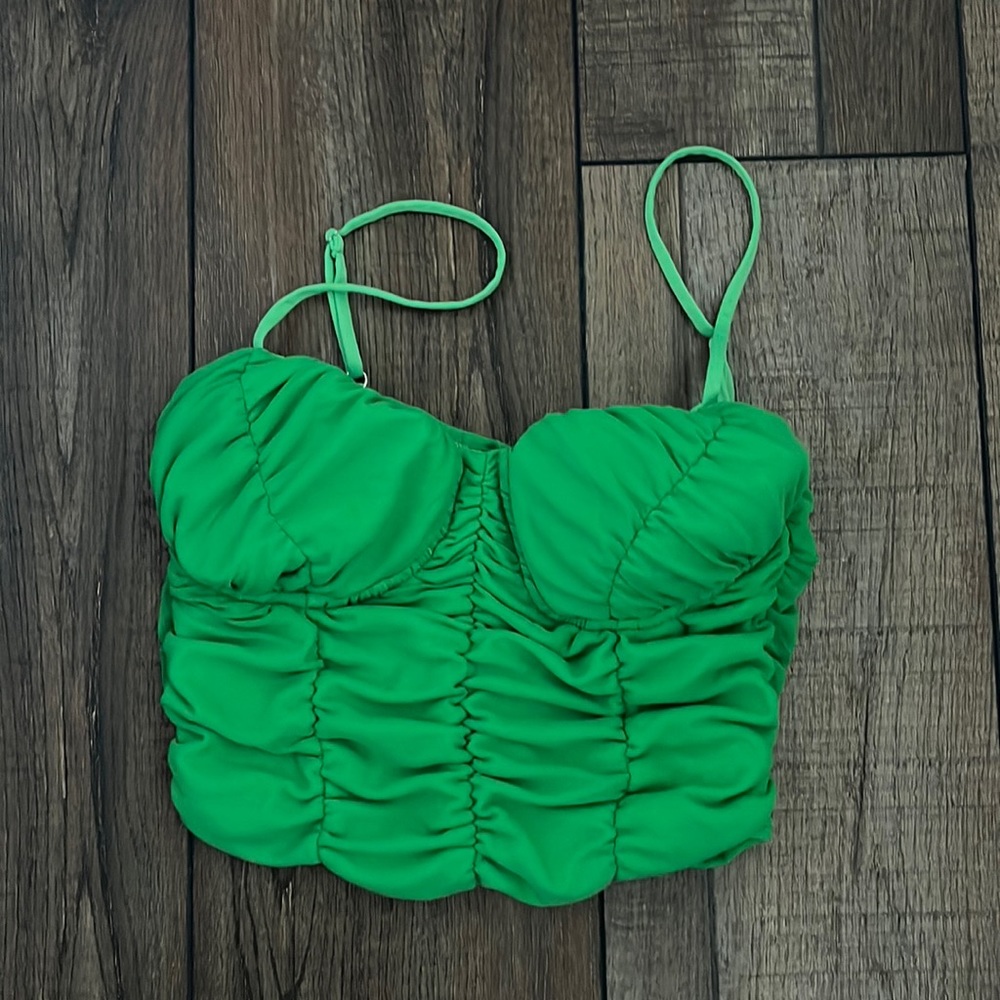 GREEN CROP TOP